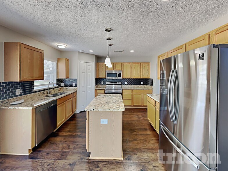 Building Photo - 13561 Linden Dr