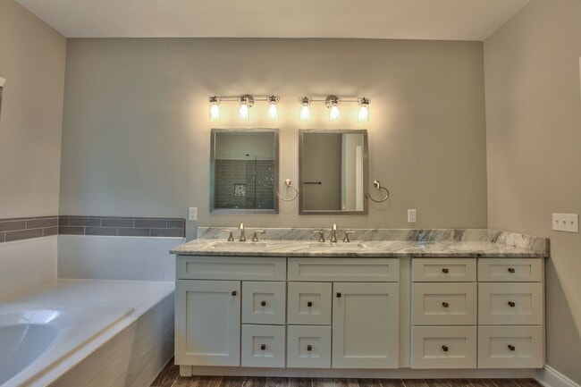 Building Photo - Unbelievable 3 Bedroom 3 Bathroom Upscale Town Home