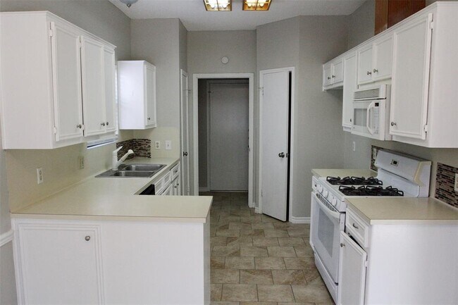Building Photo - 2207 Lancaster Gate Cove