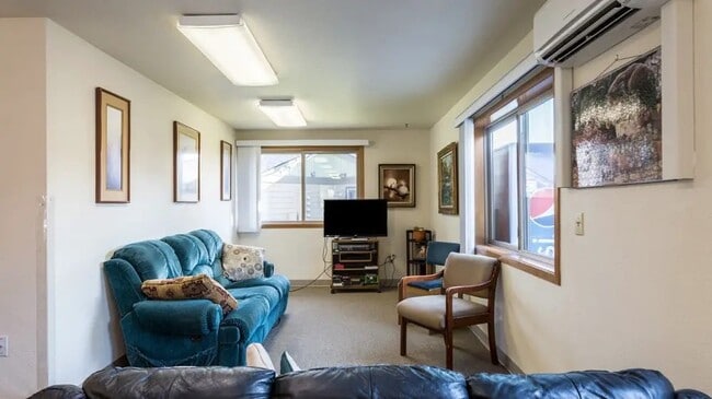 Building Photo - 220 Holiday Ln