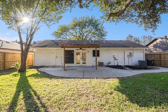 Building Photo - 1019 W Brompton Dr