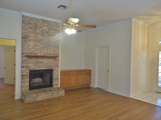 Building Photo - 3 Bedroom 2 Bathroom Parkview Estates Home