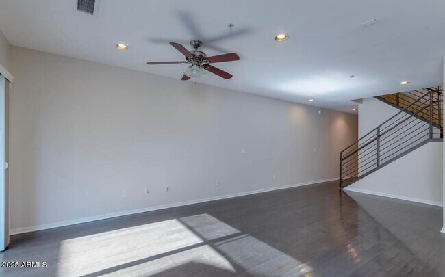 Building Photo - 525 W Lakeside Dr