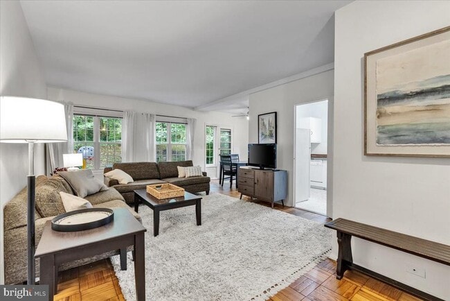 Building Photo - 1132 Valley Dr