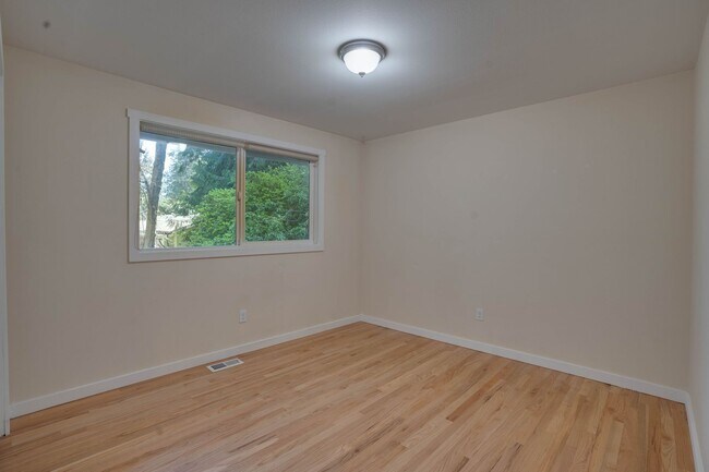 Building Photo - 2-Story, 4 Bedroom 3 Bath in Shoreline!  $3,800.00/mo.