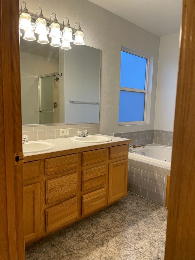 Building Photo - Spacious 4-Bedroom / 3-Bath Single Family Home in Windsor!