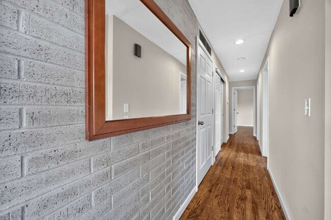 Building Photo - Top floor Duplex in Kent.  4 beds 2 bath with Very large fenced yard and 2 car garage. RENT $3050...