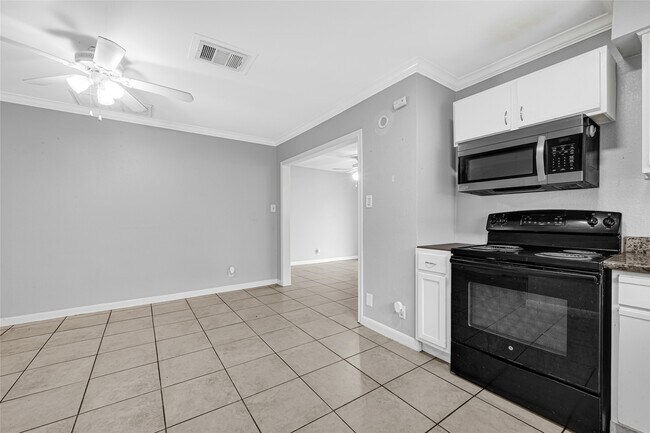 Building Photo - 3806 Kaplan Dr