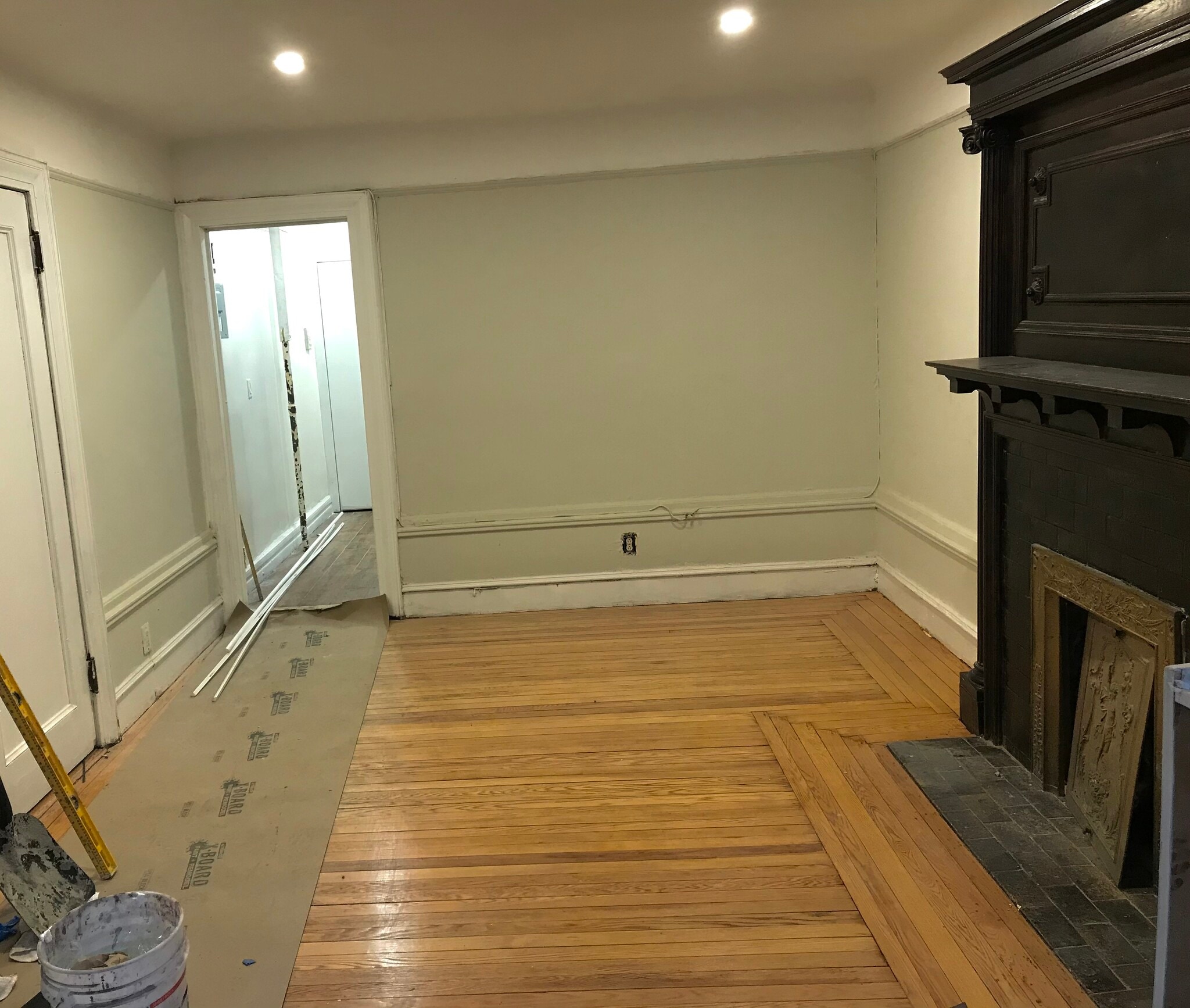 Living room/ bedroom enough space to split into too - 1061 Clay Ave