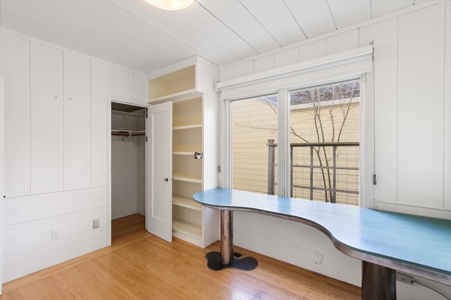 Building Photo - Downtown Davis Cottage-Available for Spring Move In