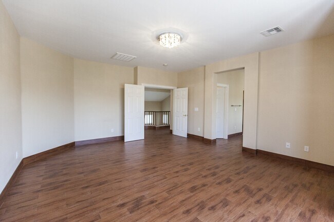 Building Photo - Rhodes Ranch Golf Course View