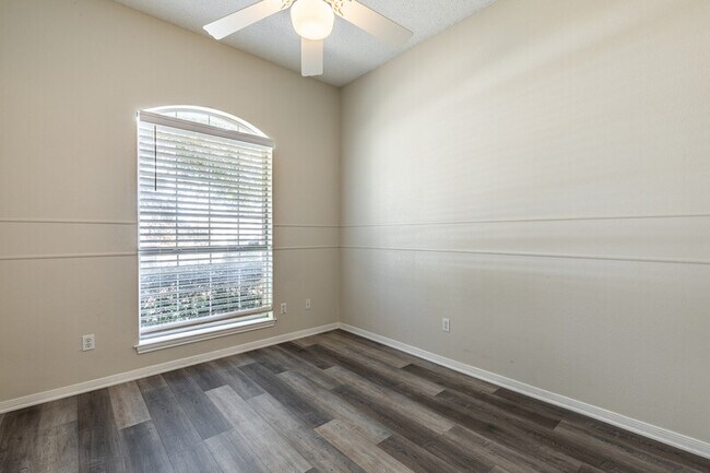 Building Photo - 10312 Sierra W Dr