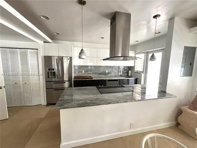 Building Photo - 10190 Collins Ave