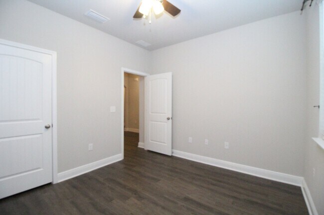 Building Photo - Ashley Plantation 3/2 Home with Open Layou...