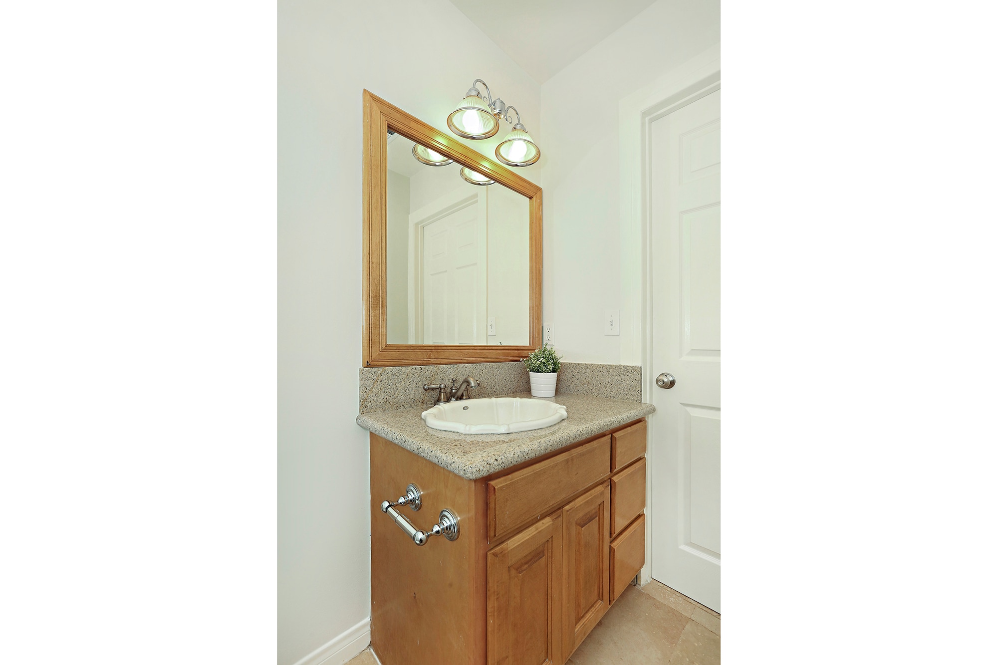 Guest Bathroom - 3424 Bellevue Ave