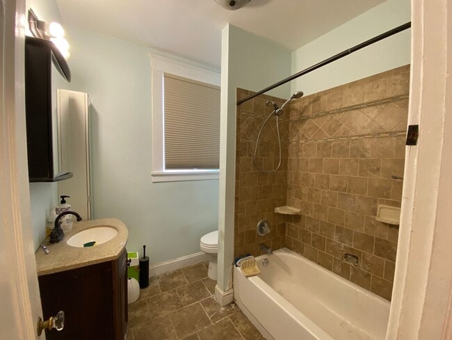 Building Photo - Charming 3 Bedroom/1.5 Bathroom Townhome i...