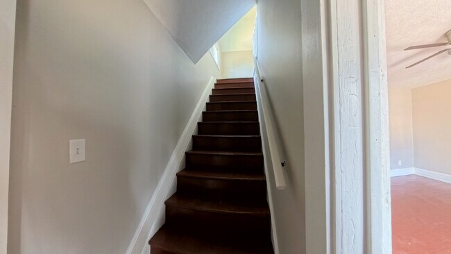 Building Photo - 4 Bedroom 2-Story Duplex - Avail Now!