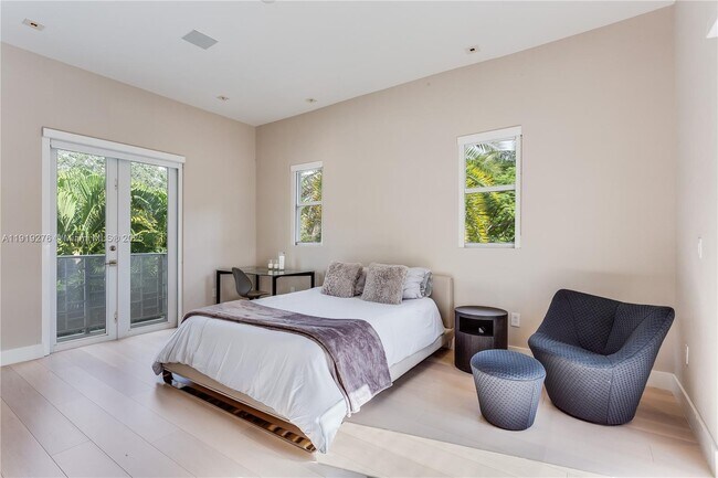 Building Photo - 1701 Espanola Dr