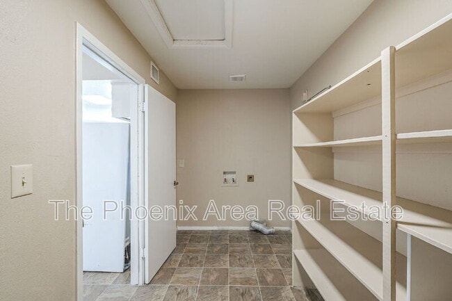 Building Photo - 1556 W Peralta Ave