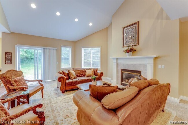 Building Photo - 1050 Oakwood Dr