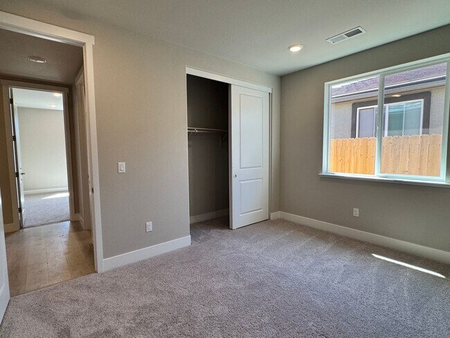 Building Photo - 4 BED | 2.5 BATH | SINGLE-STORY