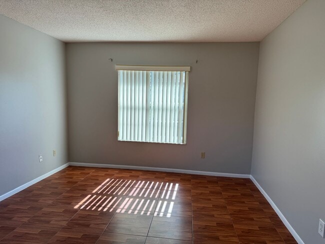 Building Photo - Spacious 3 bedroom, 2 bathrooms multiplex unit.