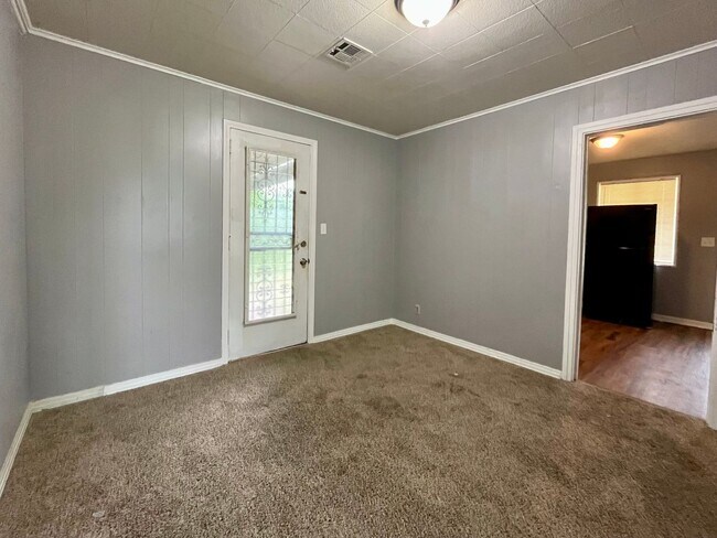 Building Photo - Updated 3 Bed 1 Bath! First Month's rent FREE!