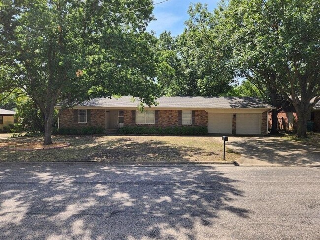 Building Photo - 841 Hillside Dr