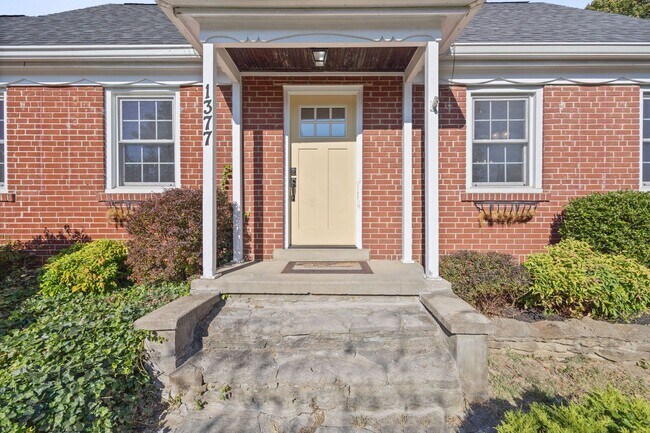 Building Photo - ANDERSON- Charming 4 bedroom 2 bath with fenced backyard