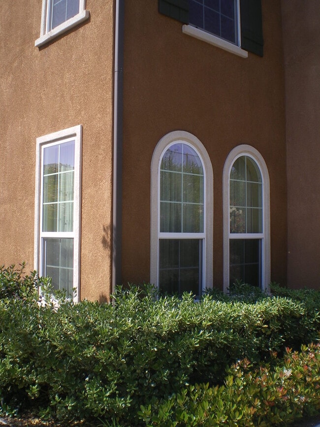 Building Photo - Spacious 4 Bedroom Townhome in Airoso of Carmel Valley