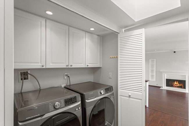 Building Photo - Stunning 2 bedroom *LAKE VIEW* condo for r...