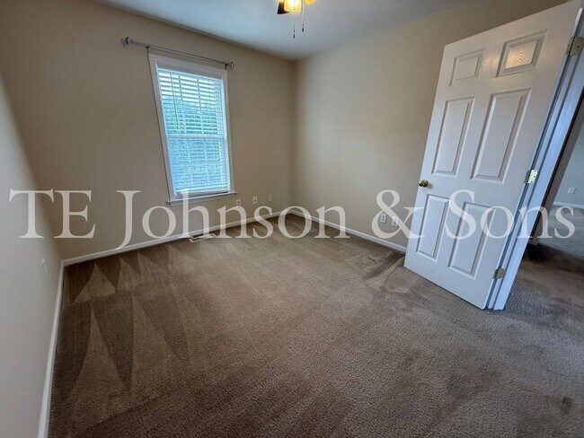 Building Photo - Charming 3-Bedroom Home with Modern Comfor...
