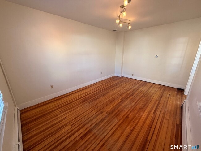 Building Photo - 10 Short St