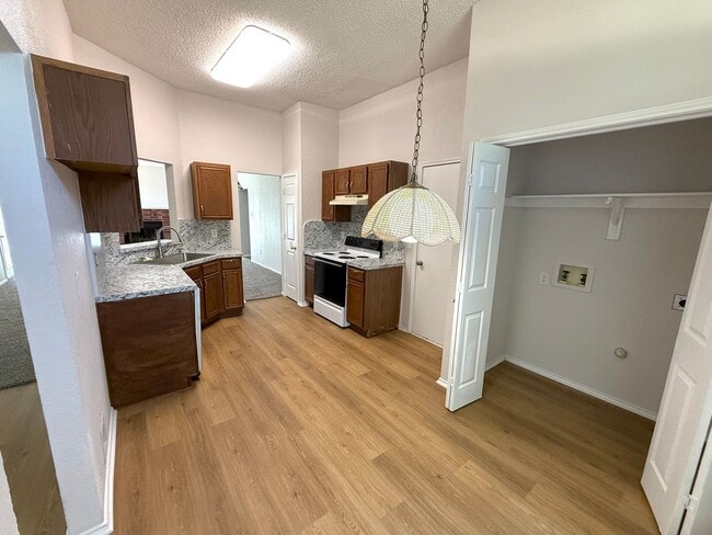 Building Photo - AVAILABLE NOW!!! Roomy 3BR 2BA home with l...