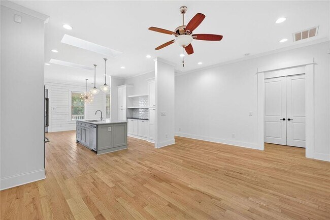 Building Photo - 523 Irwin St NE