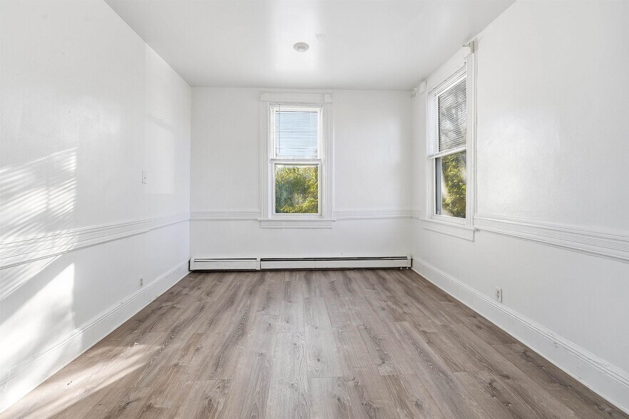 Building Photo - 525 7th St