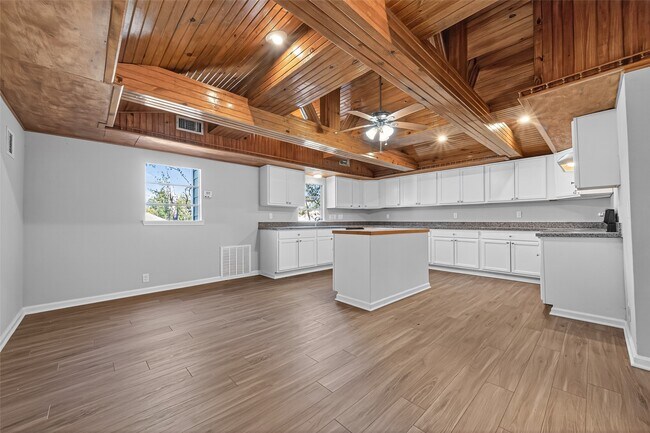 Building Photo - 1305 St Lawrence River Rd