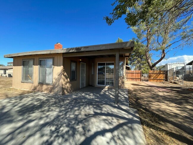 Building Photo - Hesperia-Refurbished- 3 Bedrooms, 2 Bathrooms + Den or Office, Large Property