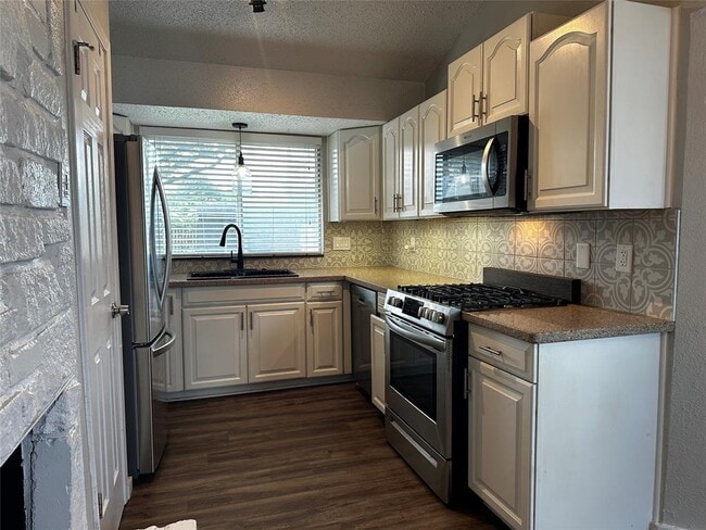 Building Photo - 504 Suzzane Rd