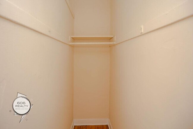 Building Photo - Rehabbed Units in Cicero!