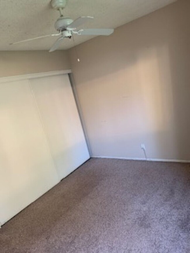 Building Photo - 2 Bedroom 1 Story Town Home