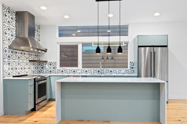 Building Photo - Air-Conditioned Standalone Townhome in Coveted Lincoln Park (1st Month Free)