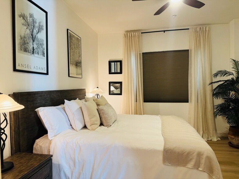 Another view of the master bedroom - 13019 Park Pl