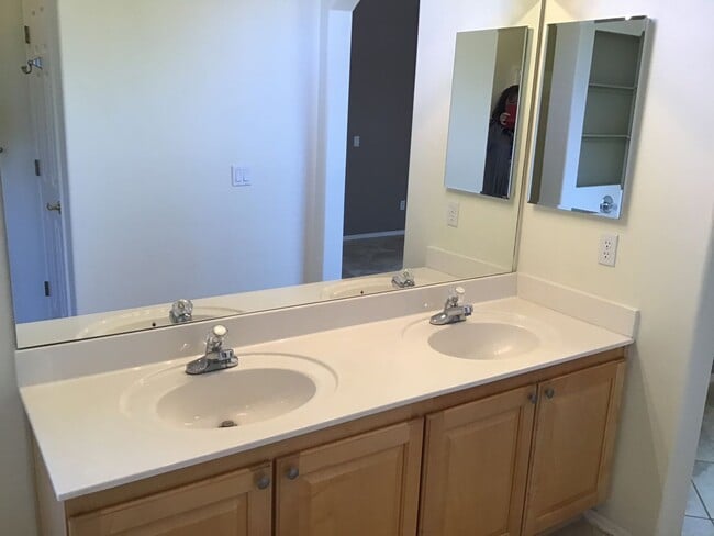 Building Photo - 3Bd/2ba Nice, clean in Rancho Vistoso, 3 Car Garage, Oro Valley