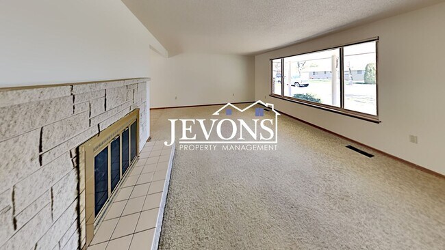 Building Photo - Spacious single-family home with a large f...
