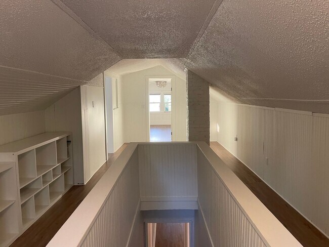 Building Photo - Welcome Home 3b/1ba Updated Home