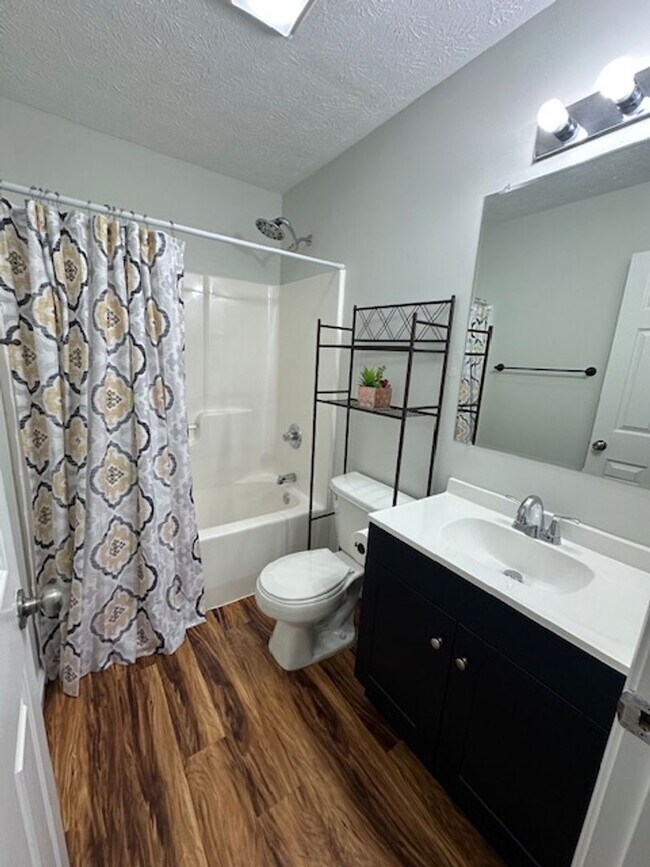 Building Photo - Charming Home in a Great Neighborhood