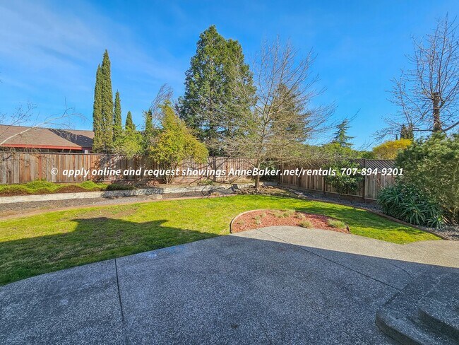 Building Photo - Newly Updated - New Appliances, Flooring, ...