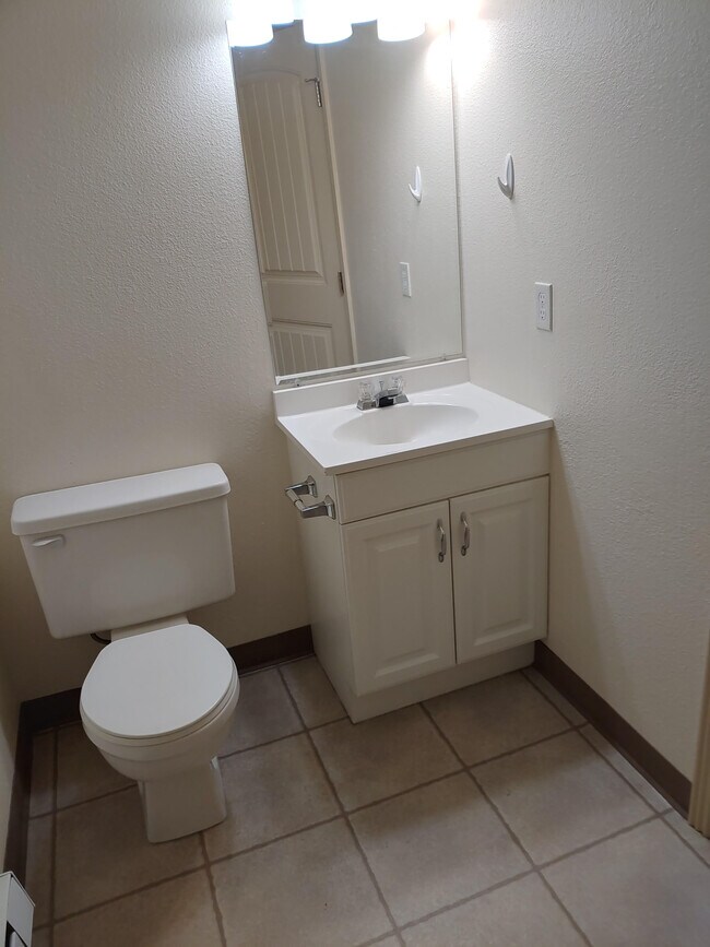 Building Photo - 823 S Cole Rd