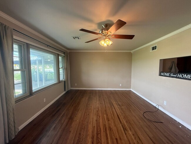 Building Photo - Large fenced yard, 3 bedroom, 1.5 Bath in ...